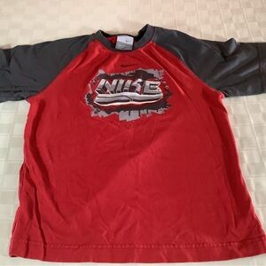 💜 Boys Nike shirt size 6